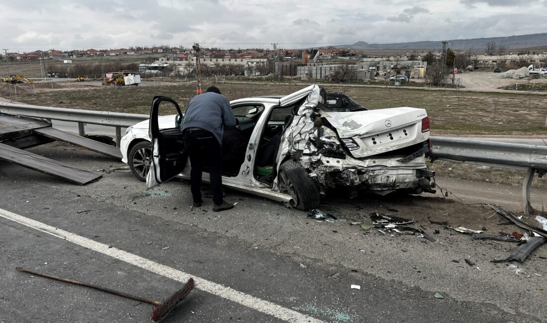 Arızalanan otomobile TIR çarptı: 1 yaralı Furkan KAVUKLU/KAYSERİ, (DHA)- KAYSERİ’de arızalanınca sürücüsünün yol kenarına park ettiği