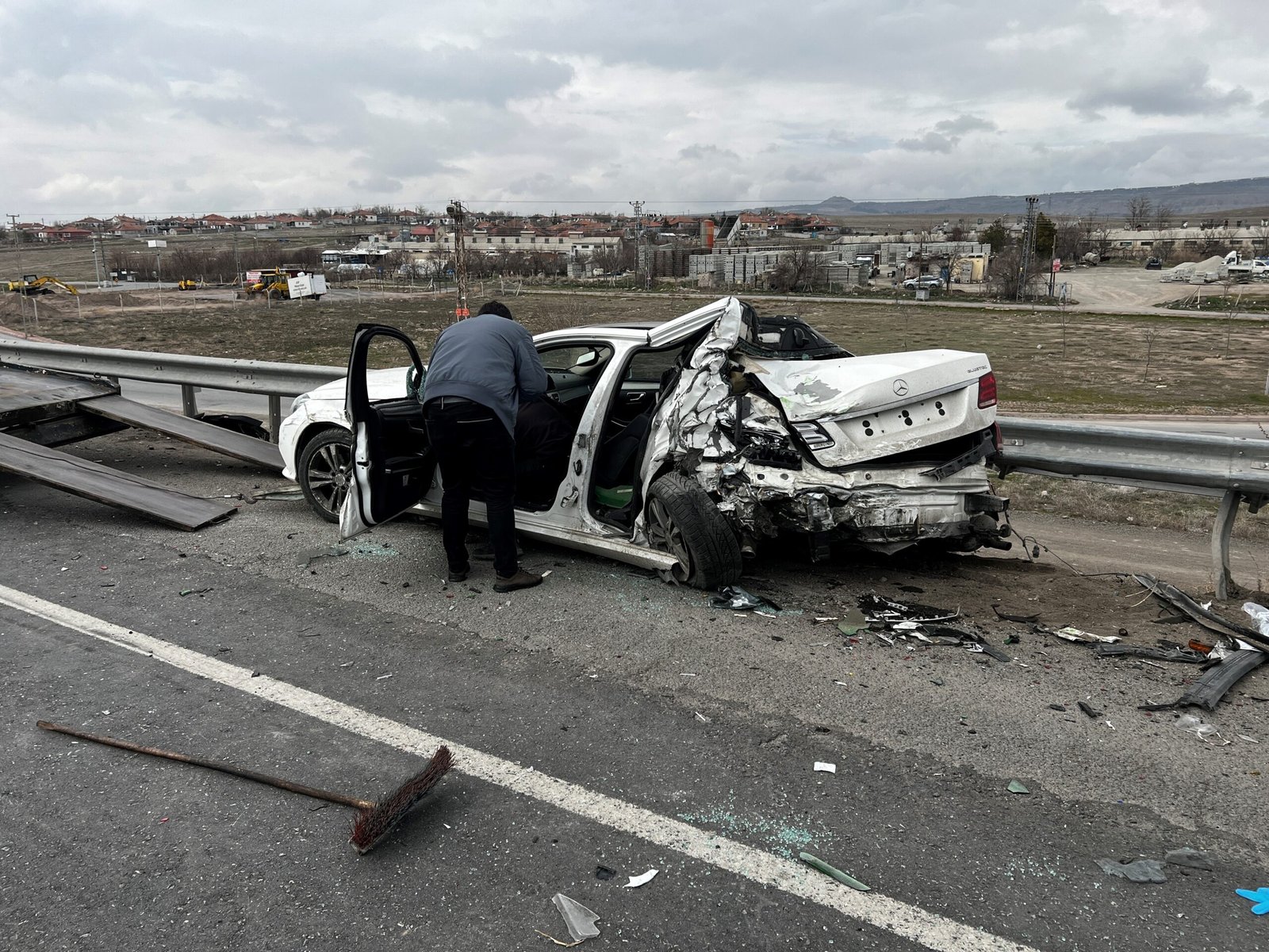 Furkan KAVUKLU/KAYSERİ, (DHA)- KAYSERİ’de arızalanınca sürücüsünün yol kenarına park ettiği
