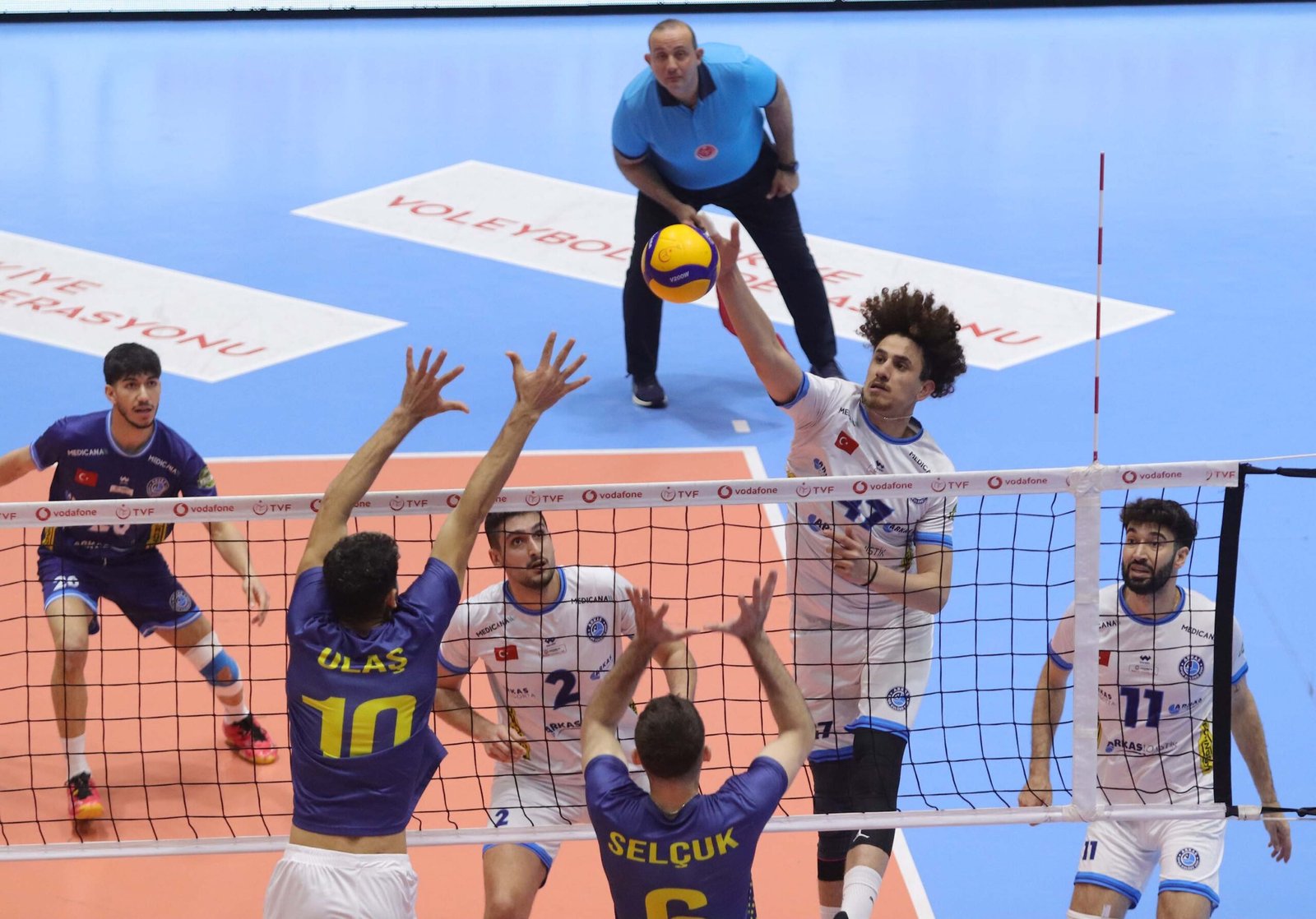 İZMİR, (DHA)- ERKEKLER Voleybol 1'inci Ligi'nde normal sezonu 4'üncü sırada