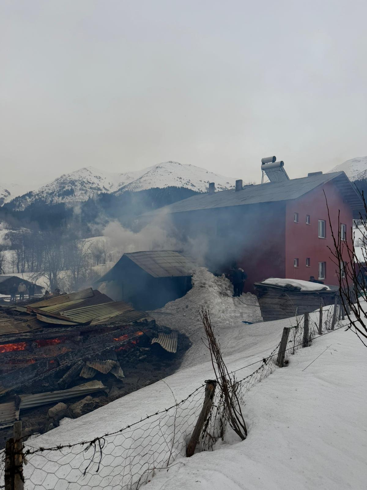 Nurbay USTA/ ŞAVŞAT(Artvin), (DHA)- ARTVİN’in Şavşat ilçesinde çıkan yangında ahşap