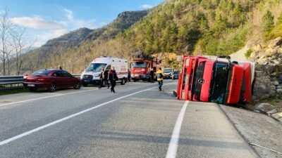 Ziya AKYILDIZ/BORÇKA (Artvin), (DHA)- ARTVİN'in Borçka ilçesinde kontrolden çıkarak yol