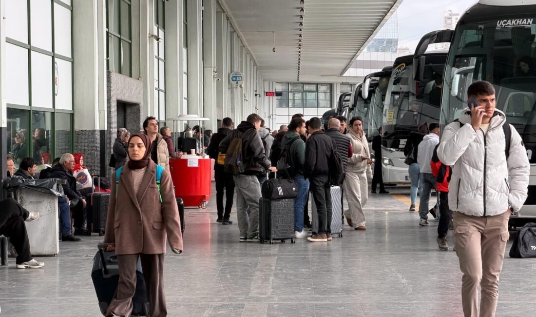 AŞTİ’de bayram yoğunluğu Ayşenur DEMİRTAŞ GÜL-Celal ATALAY/ANKARA, (DHA)-ANKARA'da Ramazan Bayramı tatilini memleketlerinde ya