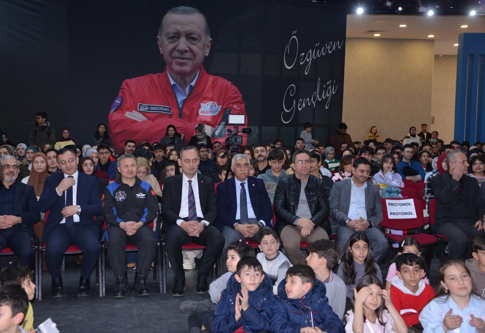 Salih TEKİN/ERZURUM, (DHA)- TÜRKİYE'nin birinci astronotu Alper Gezeravcı, Türkiye’de çocukların