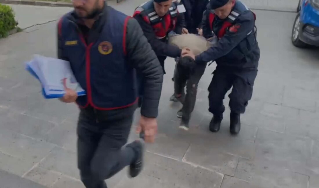 Av tüfeğiyle boşanma aşamasındaki eşi ile ailesinin yaşadığı evi bastı; 4 ölü (2) ADLİYEYE SEVK EDİLDİ Manisa'nın Turgutlu ilçesinde, boşanma aşamasındaki eşi Sariye