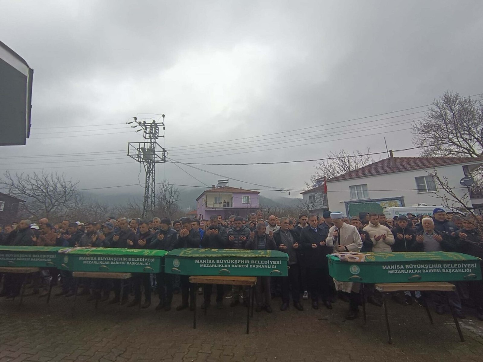 CENAZELER TOPRAĞA VERİLDİ Manisa'nın Turgutlu ilçesinde Ömer Coşkun (26) tarafından