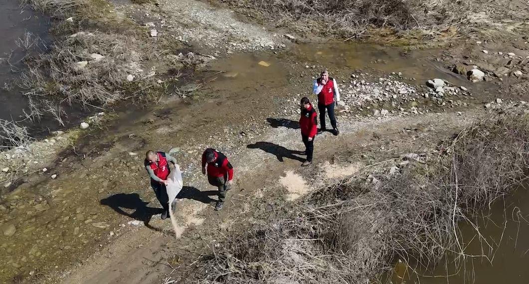 Aydın’da flamingolar için yemleme çalışması ANKARA, (DHA)- KÜLTÜR ve Turizm Bakanlığı Vakıflar Genel Müdürlüğü tarafından