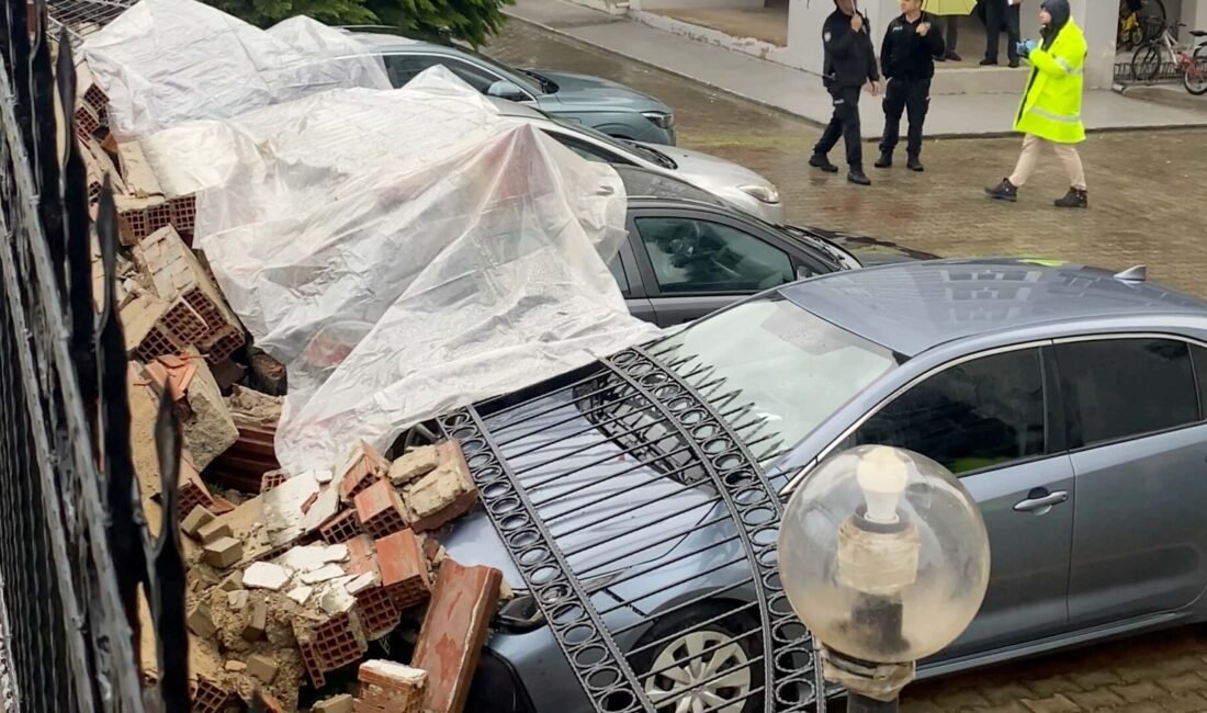 Melek FIRAT/AYDIN,(DHA)-AYDIN'ın Efeler ilçesindeki bir sitenin istinat duvarının çökmesi sonucu