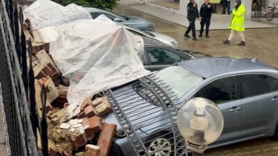 Melek FIRAT/AYDIN,(DHA)-AYDIN'ın Efeler ilçesindeki bir sitenin istinat duvarının çökmesi sonucu
