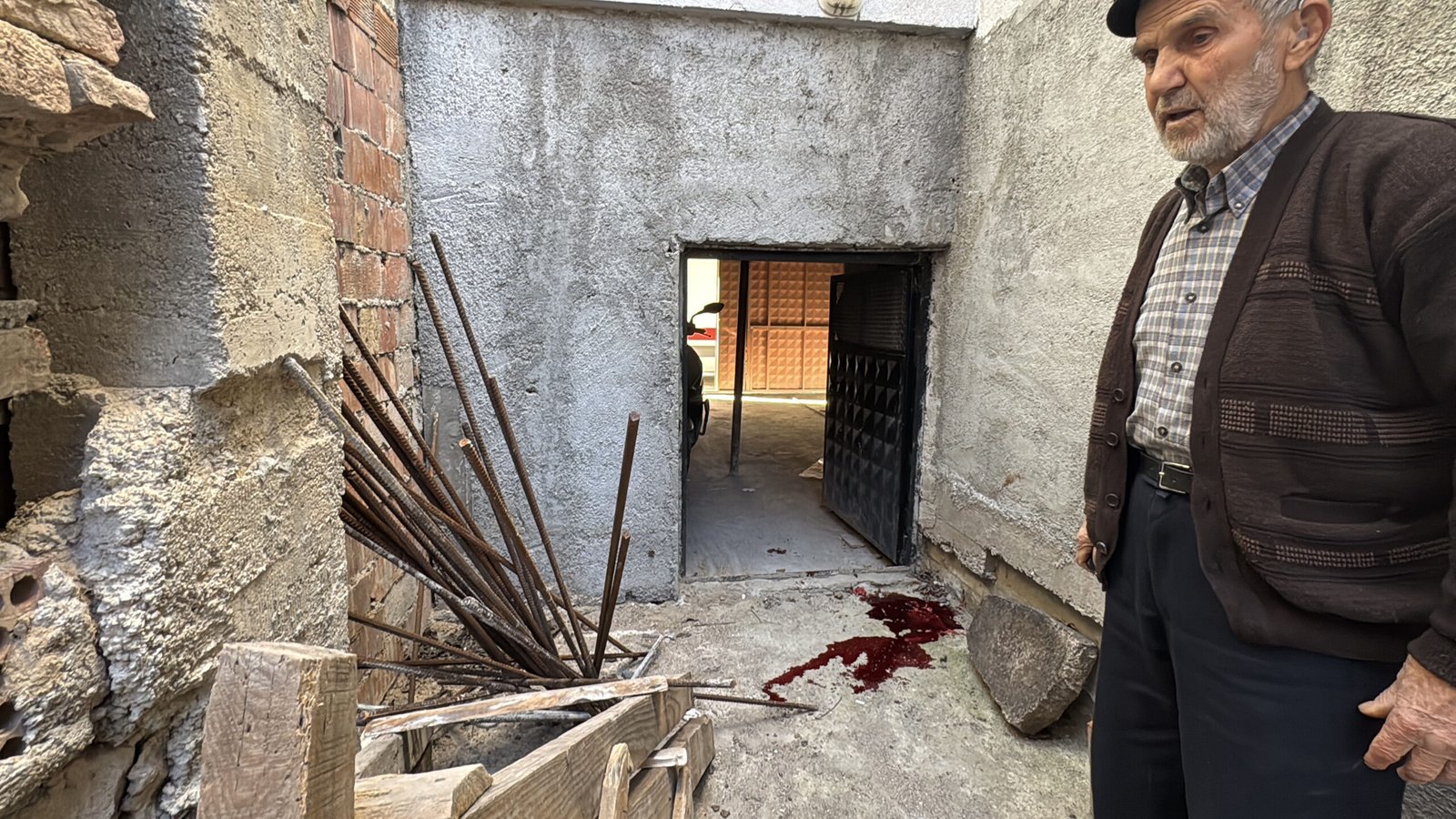 Oğuzhan KILIÇ/ KÜTAHYA, (DHA)- KÜTAHYA’da babasının çatıdan attığı inşaat demirinin