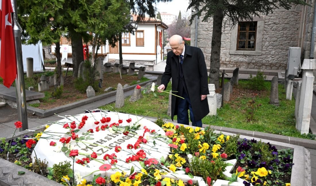 Bahçeli, Muhsin Yazıcıoğlu’nun kabrini ziyaret etti ANKARA, (DHA)- MHP Genel Başkanı Devlet Bahçeli, Büyük Birlik Partisi