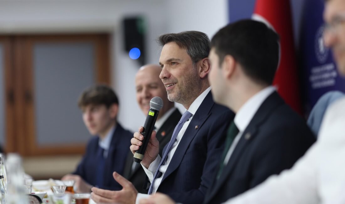 Bakan Bayraktar: Enerjide bağımsızlık hikayesi, aynı zamanda ekonomide bağımsızlık hikayesidir ANKARA, (DHA)- ENERJİ ve Tabii Kaynaklar Bakanı Alparslan Bayraktar, "Son