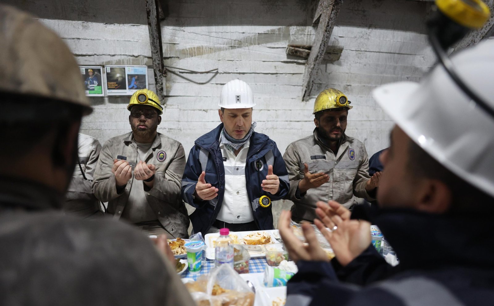 MADENCİLERLE İFTAR YAPTI Zonguldak’ta AK Parti’deki toplantının ardından Türkiye Taşkömürü