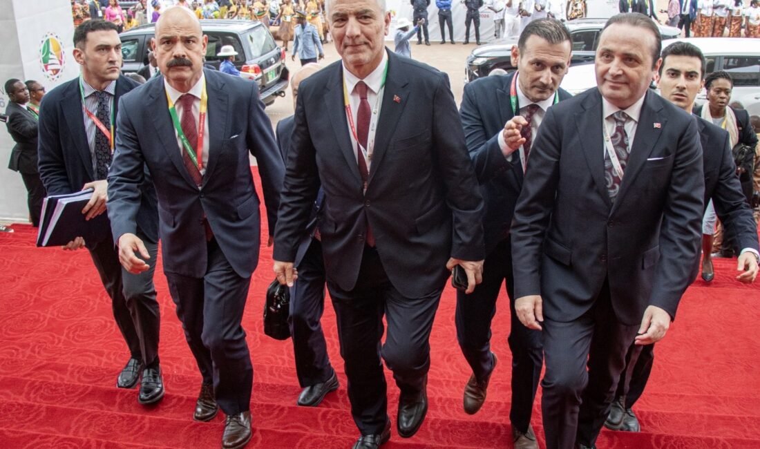 Bakan Bolat, DTÖ 14’üncü Bakanlar Konferansı’na katıldı İSTANBUL, (DHA) - TİCARET Bakanı Ömer Bolat, Kamerun’un başkenti Yaounde’de