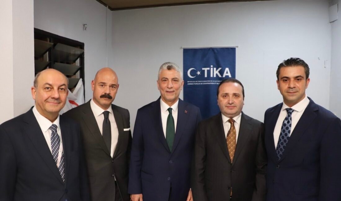 Bakan Bolat, Kamerun’da ‘Sokak Çocuklarına Serigrafi Baskı Atölyesi Projesi’ni ziyaret etti İSTANBUL, (DHA) - TİCARET Bakanı Ömer Bolat, Kamerun’da Türk İşbirliği