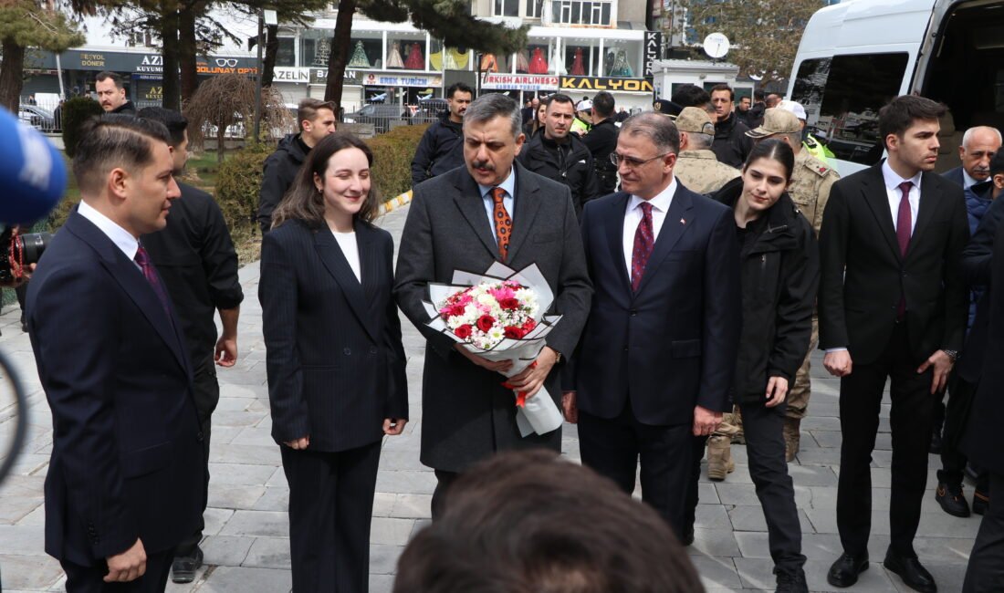 Behçet DALMAZ/VAN,(DHA)-İÇİŞLERİ Bakanı Mustafa Çiftçi, bayram programı kapsamında Van'a geldi.