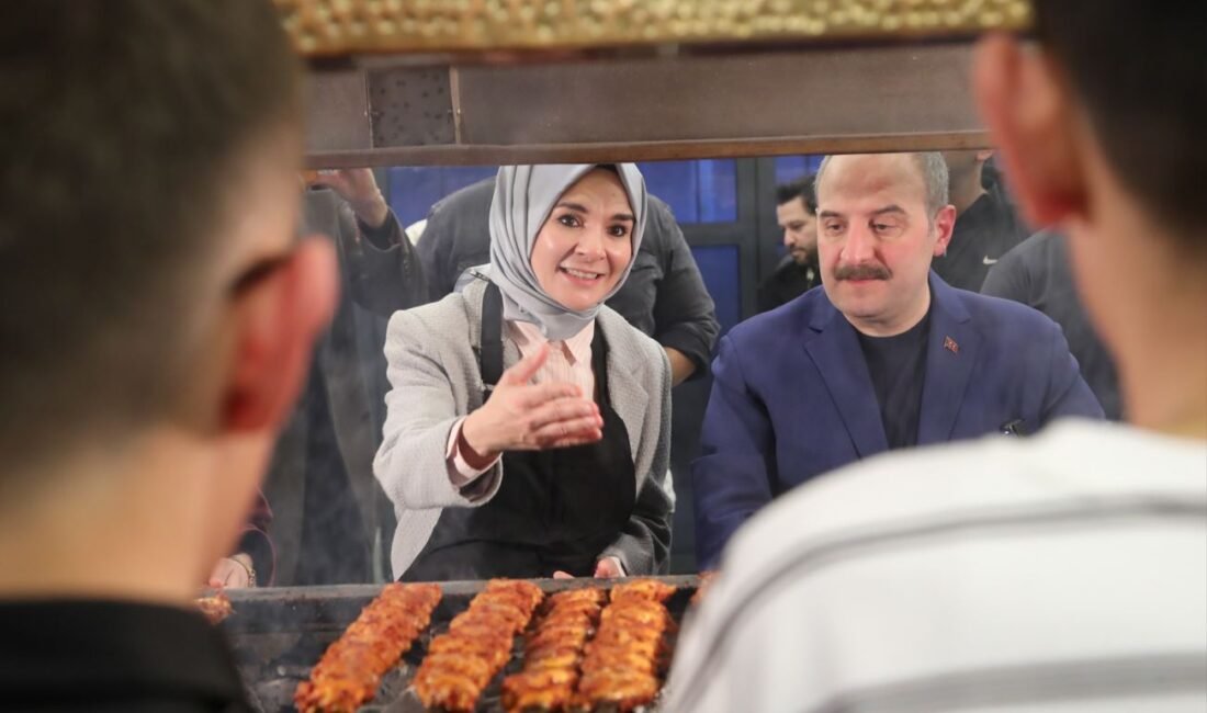 Bakan Göktaş, devlet korumasındaki çocuklarla iftarda buluştu Ruken KADIOĞLU/ANKARA, (DHA)- AİLE ve Sosyal Hizmetler Bakanı Mahinur Özdemir