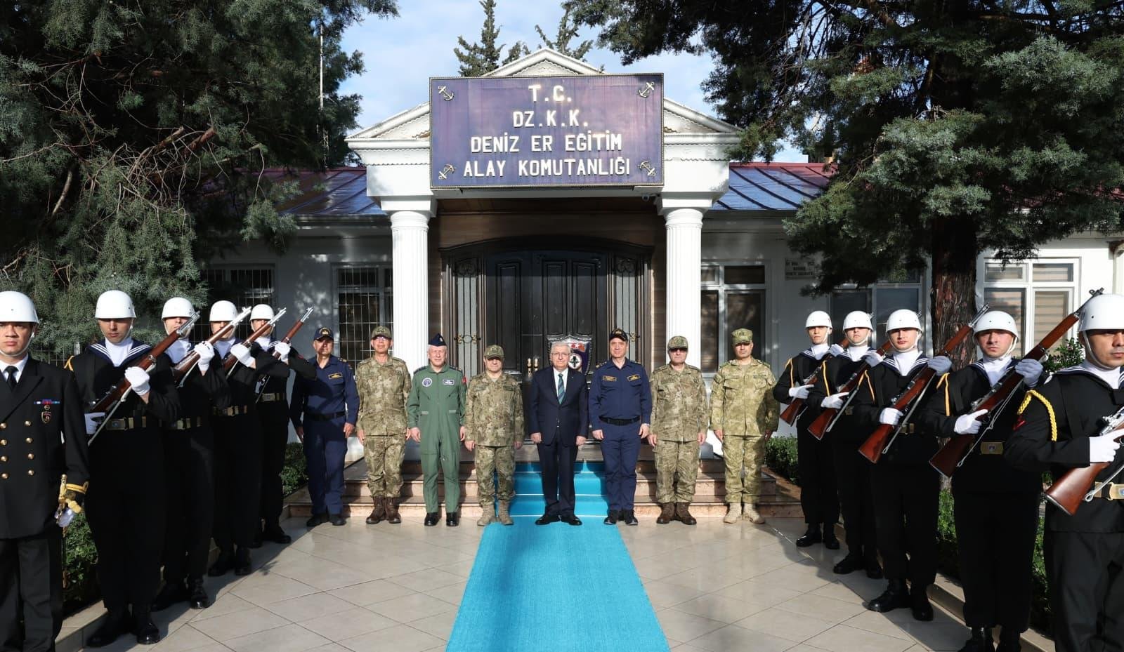 DENİZ ER EĞİTİM ALAY KOMUTANLIĞI'NDA İNCELEME YAPTI Milli Savunma Bakanı
