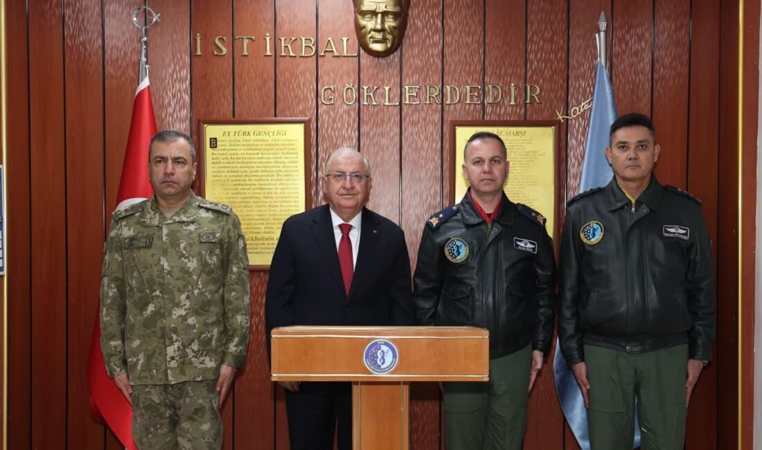 Bakan Güler, Muş’ta ANKARA, (DHA)- MİLLİ Savunma Bakanı Yaşar Güler, Muş Hava Meydan