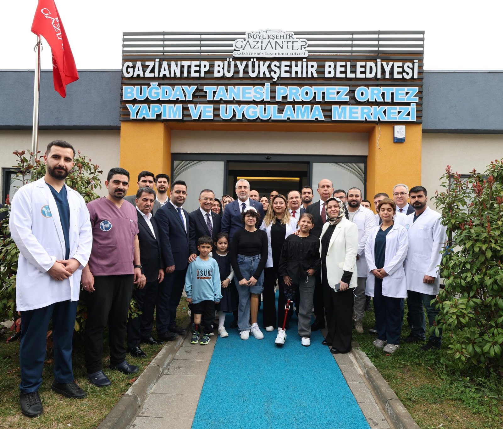 ORTEZ-PROTEZ MERKEZİNİ GEZDİ Çalışma ve Sosyal Güvenlik Bakanı Vedat Işıkhan,