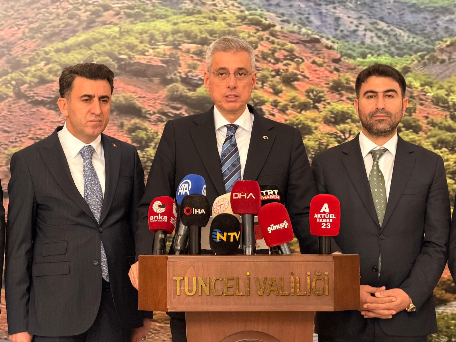 ‘ESENLİK MEVZUATI ÜZERİNDE ÇALIŞIYORUZ’ Tunceli Valiliği’nde basın mensuplarına açıklamalarda bulunan