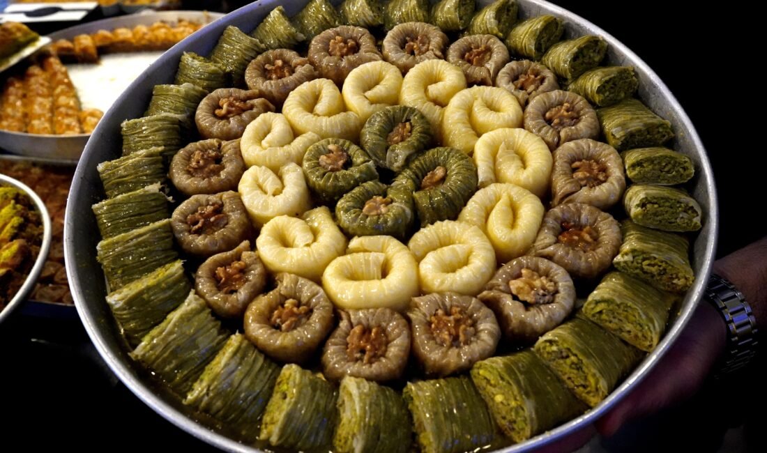 Aysu DURSUN/ANTALYA, (DHA)- ANTALYA'da baklava imalathanesi sahibi Turhan Yıldız, Ramazan