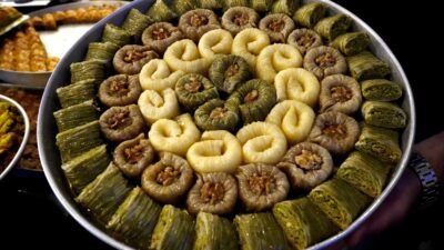 Aysu DURSUN/ANTALYA, (DHA)- ANTALYA'da baklava imalathanesi sahibi Turhan Yıldız, Ramazan