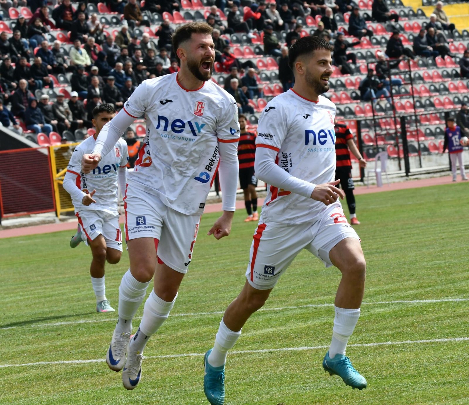 BALIKESİR, (DHA)- 3'üncü Lig 4'üncü Grup'ta en yakın rakibi Uşakspor'u