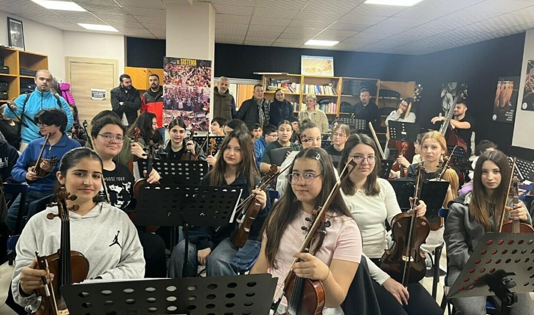 Yağmur ÖNGÜN/İZMİR, (DHA)-İZMİR'de dezavantajlı çocukları müzikle buluşturan Barış Çocuk Orkestrası,