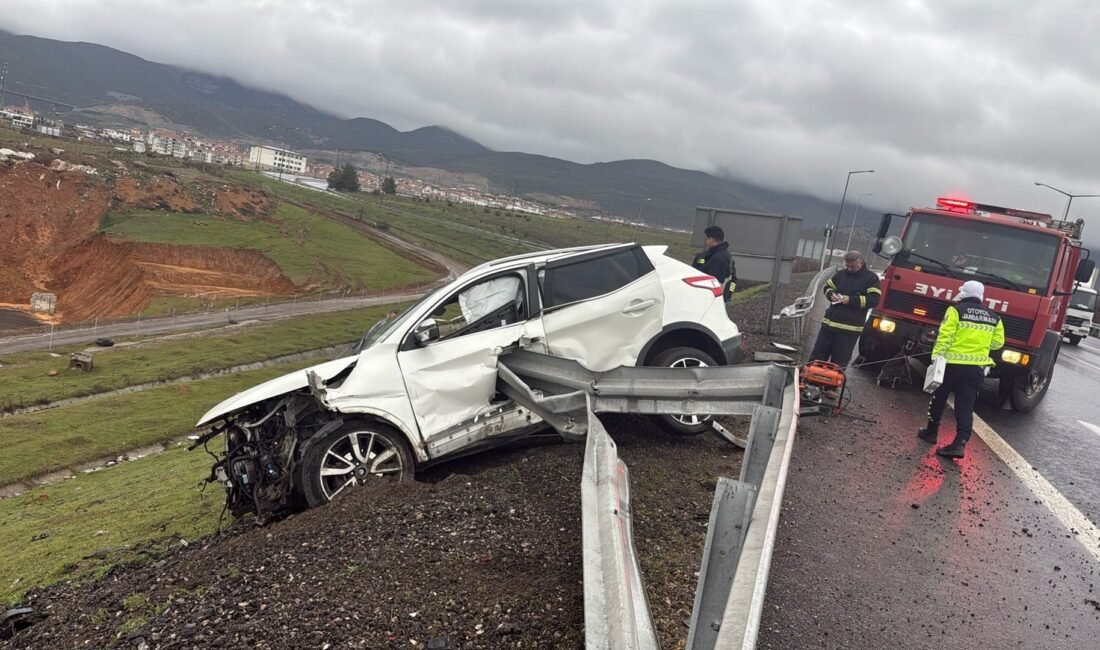 Kadir ÇELİK/NURDAĞI (Gaziantep), (DHA)- GAZİANTEP’in Nurdağı ilçesinde bariyere çarpan otomobilin