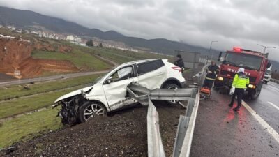 Kadir ÇELİK/NURDAĞI (Gaziantep), (DHA)- GAZİANTEP’in Nurdağı ilçesinde bariyere çarpan otomobilin