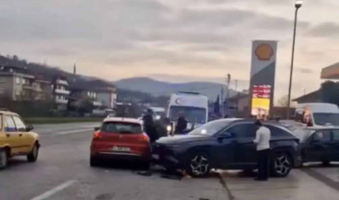Ayhan ACAR/BARTIN, (DHA)- BARTIN'da bir akaryakıt istasyonun önündeki 3 aracın