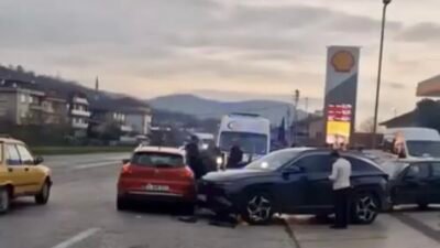 Ayhan ACAR/BARTIN, (DHA)- BARTIN'da bir akaryakıt istasyonun önündeki 3 aracın