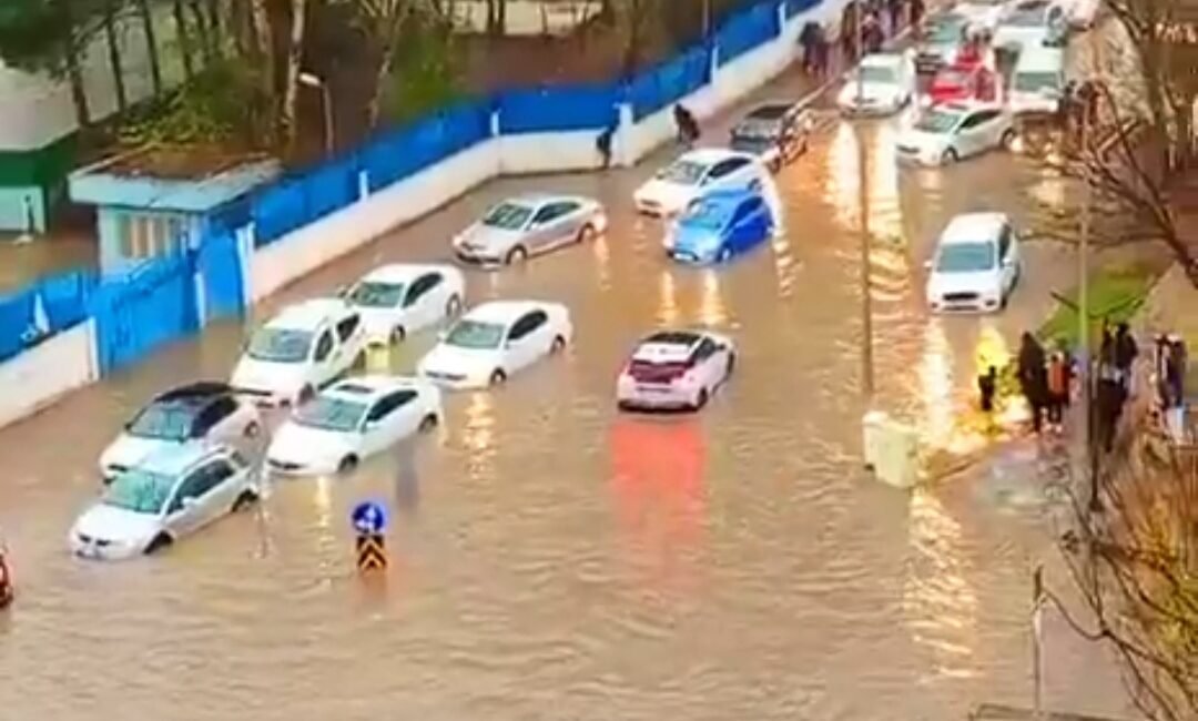 Batman’da sağanak nedeniyle yollar göle döndü Bayram AYHAN/BATMAN, (DHA)- BATMAN'da etkili olan sağanak nedeniyle bazı yollar