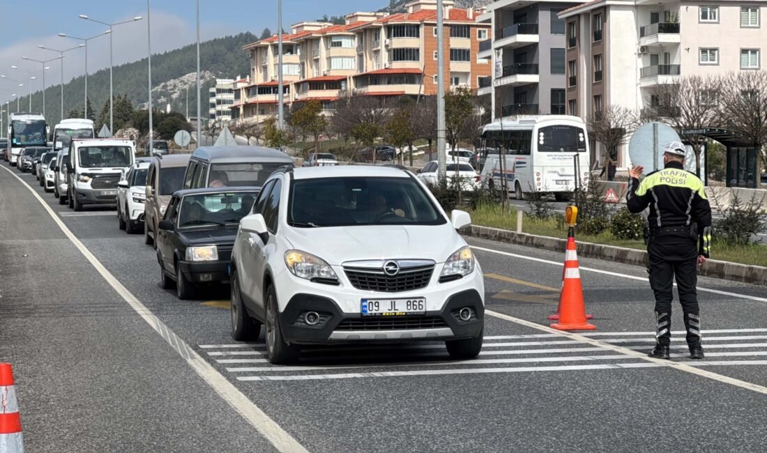 Bayram öncesi Muğla’ya tatilci akını; araç kuyrukları oluştu Cavit AKGÜN-Aziz ŞAHİN/MUĞLA, (DHA)- BODRUM, Datça, Marmaris ve Fethiye gibi