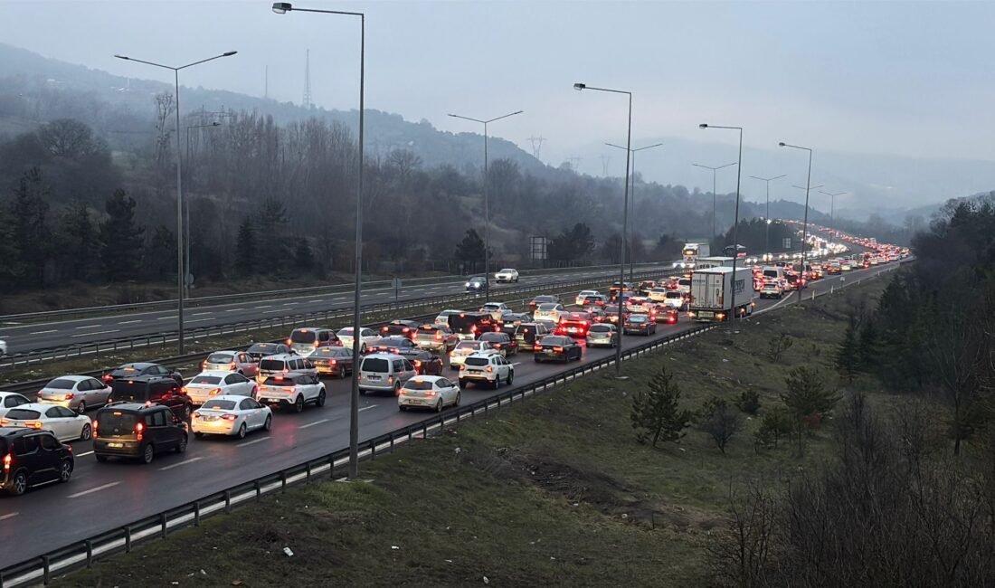 Zübeyde ÖZMEN/BOLU,(DHA) - RAMAZAN Bayramı'nın son gününde Anadolu Otoyolu'nun Bolu