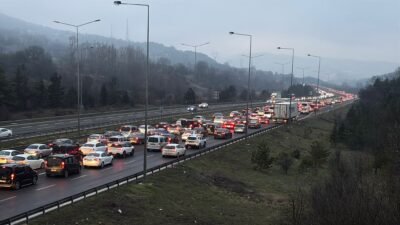 Zübeyde ÖZMEN/BOLU,(DHA) - RAMAZAN Bayramı'nın son gününde Anadolu Otoyolu'nun Bolu