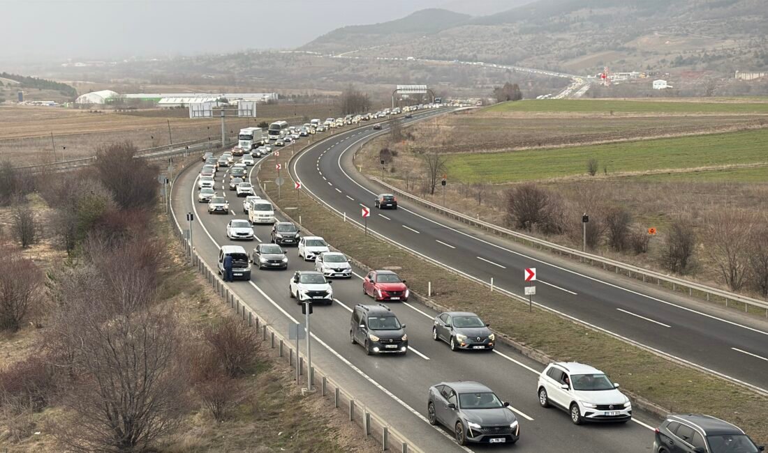 Murat ÖZELCİ/ESKİPAZAR(Karabük),(DHA)- RAMAZAN Bayramı tatili dönüşünde, D-100 kara yolunun Karabük'ün