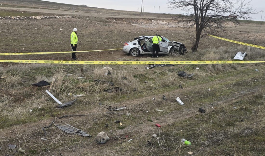 Erkan ALTUNTAŞ/AKSARAY, (DHA)- AKSARAY'da bayram tatiline giden ailenin otomobili, şarampole
