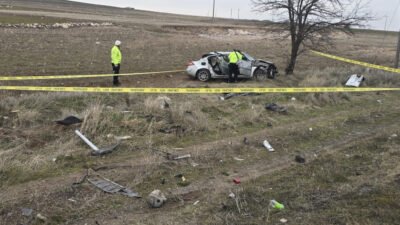 Erkan ALTUNTAŞ/AKSARAY, (DHA)- AKSARAY'da bayram tatiline giden ailenin otomobili, şarampole