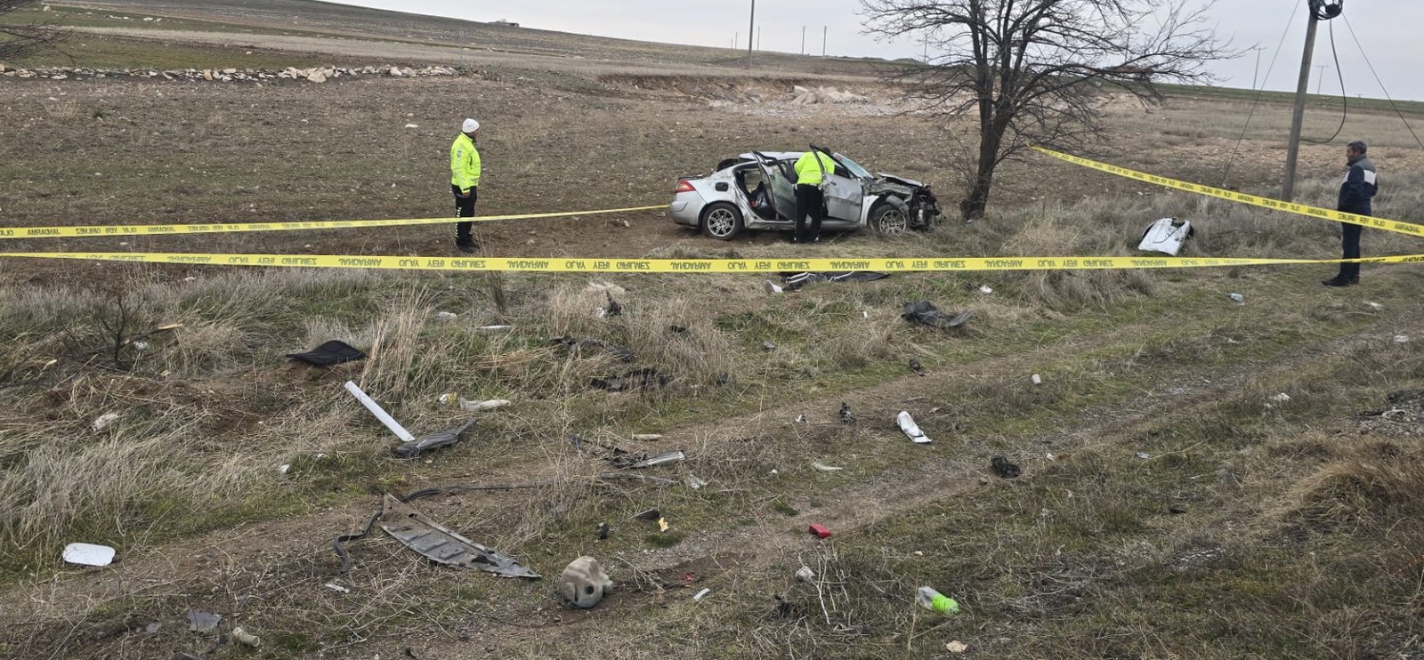 Erkan ALTUNTAŞ/AKSARAY, (DHA)- AKSARAY'da bayram tatiline giden ailenin otomobili, şarampole