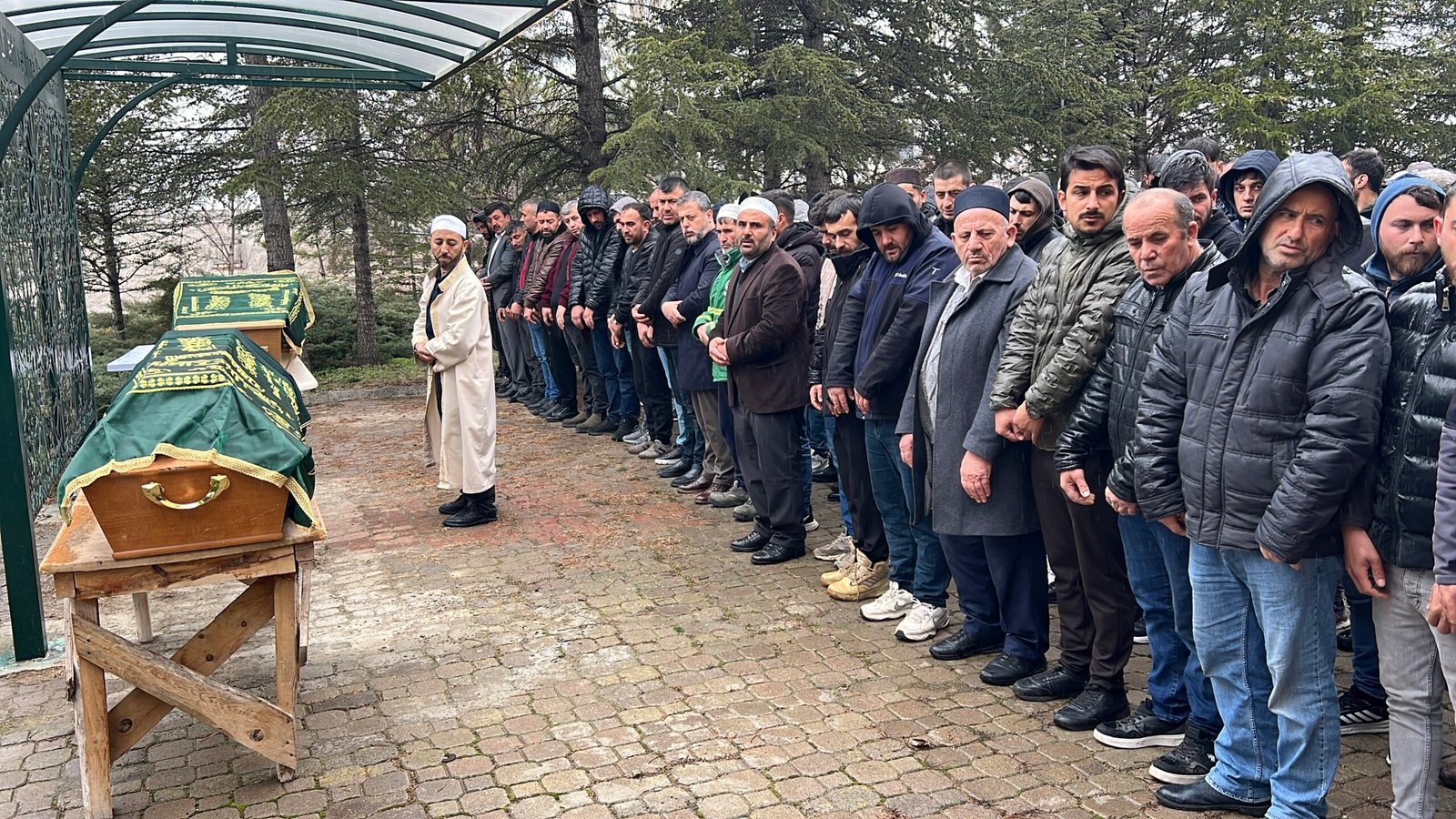 Ahmet KORKMAZER/NEVŞEHİR, (DHA)- AKSARAY'da bayram tatiline giderken şarampole devrilen otomobilde