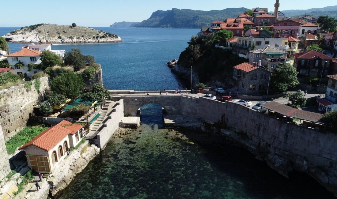 Bayram tatilinde 6 bin nüfuslu ilçeye 56 bin kişi geldi Ayhan ACAR/AMASRA (Bartın), (DHA)- BARTIN'ın 6 bin 600 nüfuslu tarihi