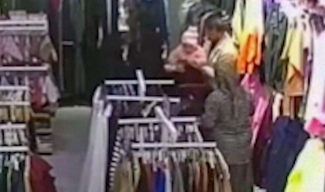 Bebeğin hayatını Heimlich hareketiyle kurtardı Ersan ERDOĞAN/MANİSA, (DHA)- MANİSA'nın Şehzadeler ilçesinde bir giysi mağazasında boğazına