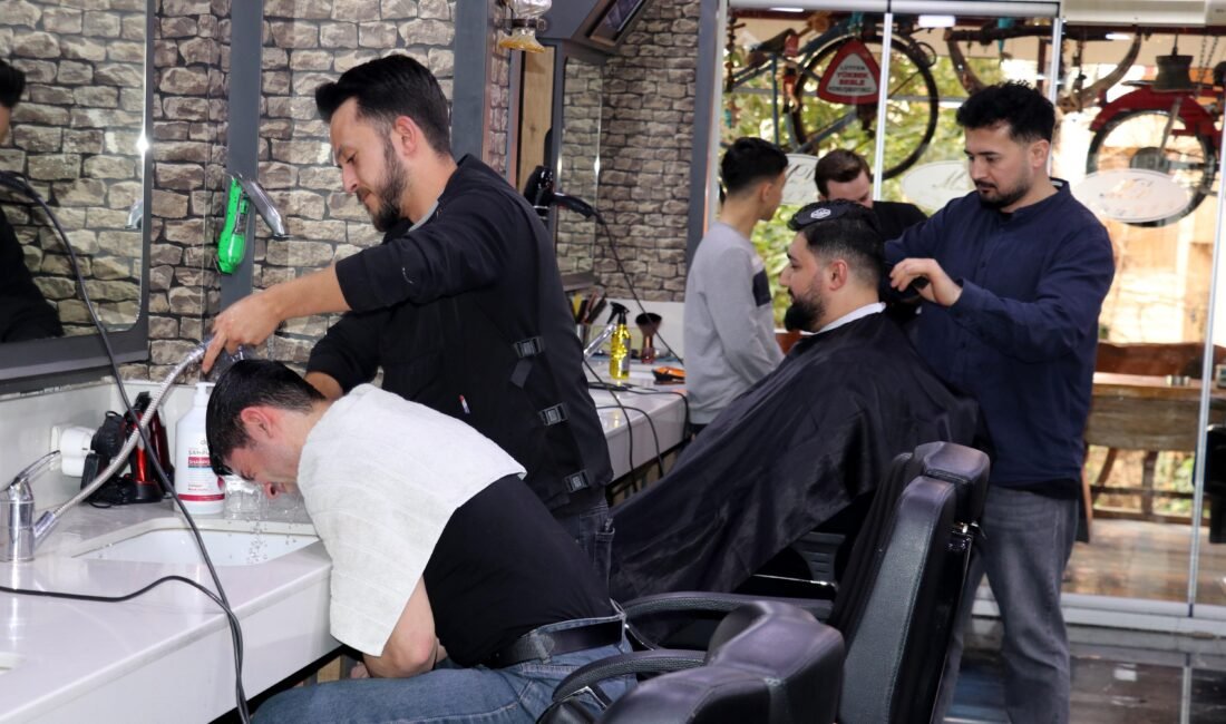 Berberlerden ‘bayram tıraşını son güne bırakmayın’ çağrısı Tunahan KIR/ANTALYA, (DHA)- ANTALYA'da berberler, Ramazan Bayramı öncesi vatandaşlara 'Tıraşınızı