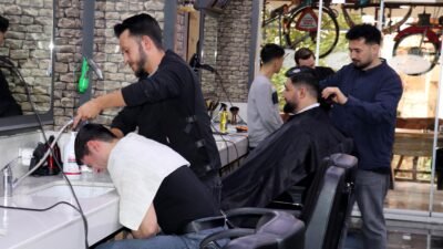 Tunahan KIR/ANTALYA, (DHA)- ANTALYA'da berberler, Ramazan Bayramı öncesi vatandaşlara 'Tıraşınızı