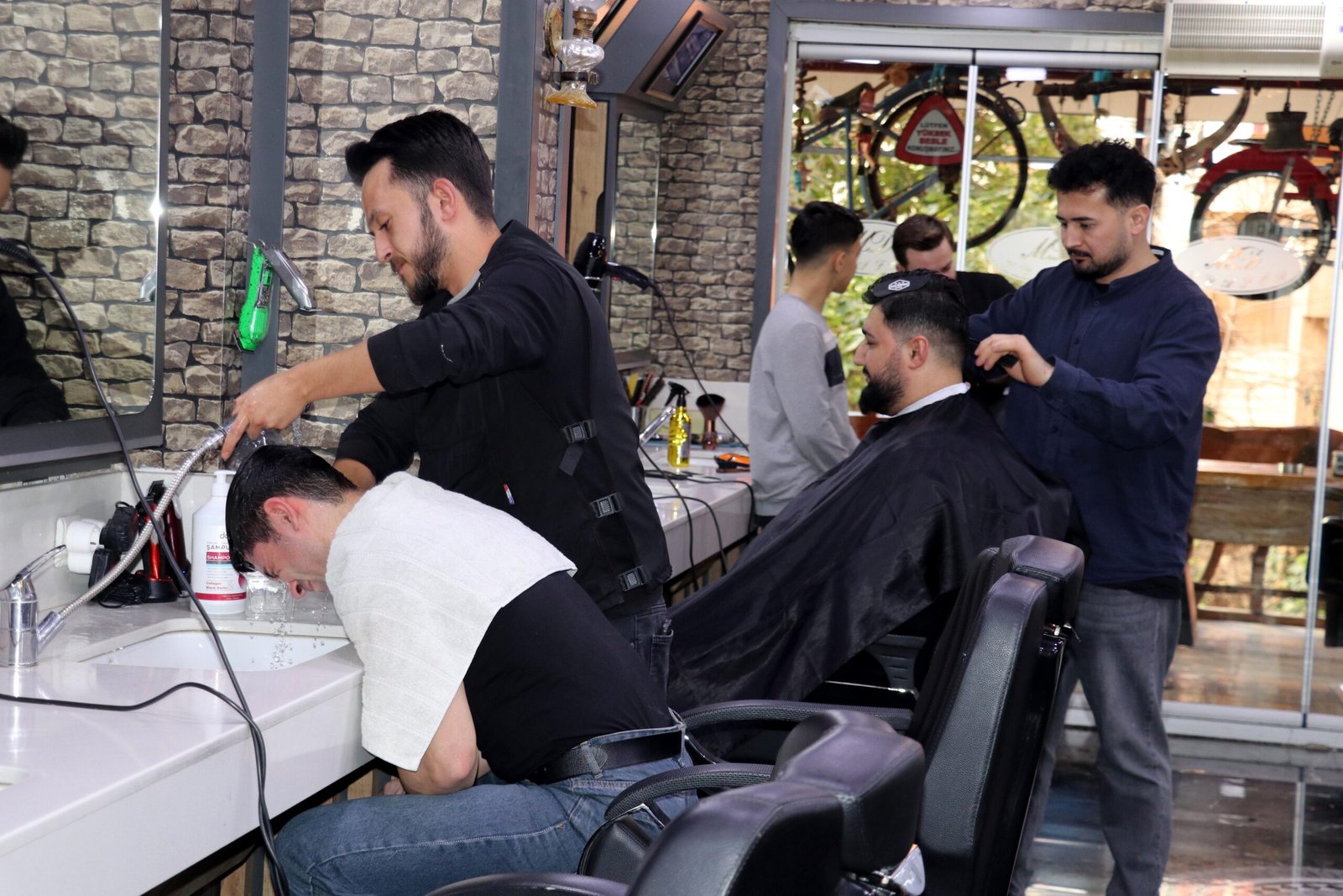 Tunahan KIR/ANTALYA, (DHA)- ANTALYA'da berberler, Ramazan Bayramı öncesi vatandaşlara 'Tıraşınızı