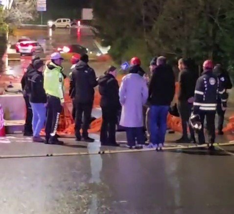 Erol POLAT/ GEBZE(Kocaeli), (DHA)- KOCAELİ’nin Gebze ilçesinde, çökme nedeniyle yolu