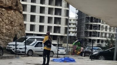 Salih KESKİN/ARTUKLU (Mardin), (DHA)-MARDİN'in Artuklu ilçesinde apartmanın 10'uncu katındaki balkondan