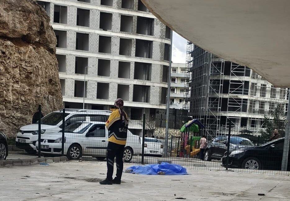 Salih KESKİN/ARTUKLU (Mardin), (DHA)-MARDİN'in Artuklu ilçesinde apartmanın 10'uncu katındaki balkondan