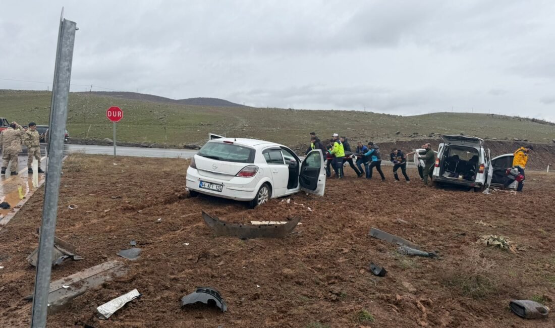 Aziz ÖNAL-Ahmet SAYILIR/BİNGÖL, (DHA)- BİNGÖL'de hafif ticari araç ile otomobilin